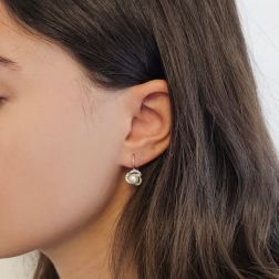 Orecchini a Monachella Rosée con perla Freshwater e Zirconi foto indossata