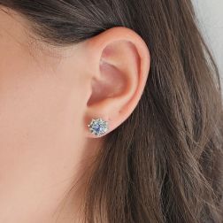 Orecchini Fiore con Acquamarina e Zaffiro Blu in Oro Bianco foto indossata