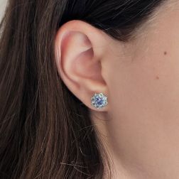 Orecchini Fiore con Acquamarina e Zaffiro Blu in Oro Bianco foto indossata