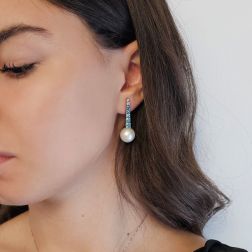 Orecchini Tennis Scalare in Oro Bianco con Diamanti Blu e Perle Freshwater foto indossata