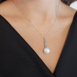 Photo of worn Collana Tennis scalare in Oro Bianco con Diamanti Blu e Perla Freshwater
