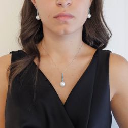 Photo of worn Collana Tennis scalare in Oro Bianco con Diamanti Blu e Perla Freshwater