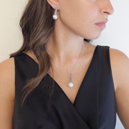 Photo of worn Collana Tennis scalare in Oro Bianco con Diamanti Blu e Perla Freshwater