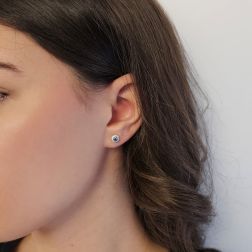 Orecchino Zaffiro Contornato Diamanti foto indossata