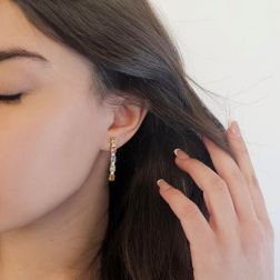 Orecchini Pendenti con Zaffiri Multicolore e Diamanti in Oro Bianco foto indossata