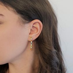 Orecchini Pendenti con Zaffiri Multicolore e Diamanti in Oro Bianco foto indossata