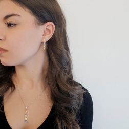 Orecchini Pendenti con Zaffiri Multicolore e Diamanti in Oro Bianco foto indossata
