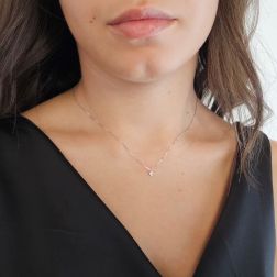 Collana Punto Luce Circle Sfaccettato da 0,012ct - 3.30mm foto indossata