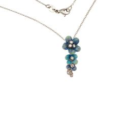 Collana con Ciondolo Tre Fiori Smaltati Celeste in Oro Bianco con Diamanti