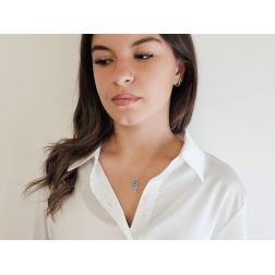 Collana con Ciondolo Tre Fiori Smaltati Celeste in Oro Bianco con Diamanti foto indossata