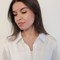 Collana Perla Akoya 5.5mm con Diamante 0.027ct foto indossata