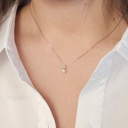 Collana Perla Akoya 5.5mm con Diamante 0.027ct foto indossata