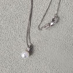 Collana Perla Akoya 5.5mm con Diamante 0.027ct