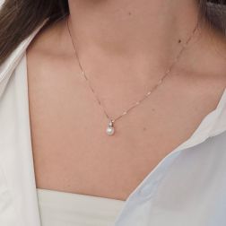 Collana Perla Akoya 6.5mm con Diamante 0.036ct foto indossata
