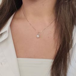 Collana Perla Akoya 8-8.50mm con Diamante 0.060ct foto indossata