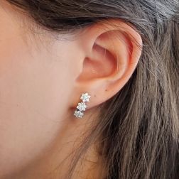 Orecchini Trilogy Fiori Brillanti foto indossata