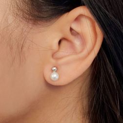 Orecchini Sfera 4mm in Oro Bianco e Perla Fresh Water 5.5mm foto indossata