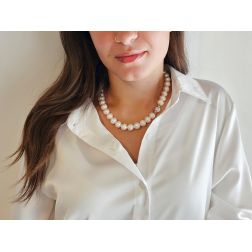 Collana Perle Scalare 11mm - 14mm Freshwater e susta Sfera 12mm in Oro Bianco foto indossata