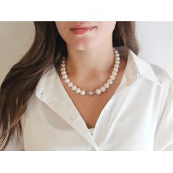 Collana Perle Scalare 11mm - 14mm Freshwater e susta Sfera 12mm in Oro Bianco foto indossata