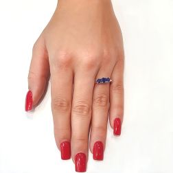 Anello Trilogy Scalare Zaffiri Blu in Oro Bianco foto indossata