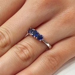 Anello Trilogy Scalare Zaffiri Blu in Oro Bianco foto indossata