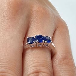 Anello Trilogy Scalare Zaffiri Blu in Oro Bianco foto indossata