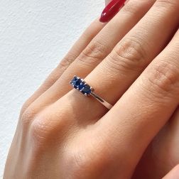 Anello Trilogy Scalare Zaffiri Blu in Oro Bianco foto indossata