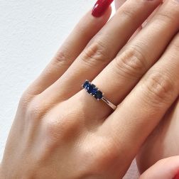 Anello Trilogy Scalare Zaffiri Blu in Oro Bianco foto indossata