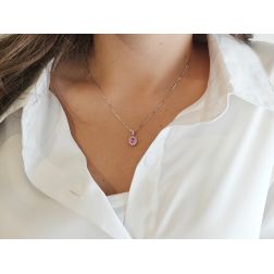 Ciondolo Kate Zaffiro Rosa 6x4mm e 14 Diamanti a giro. Foto Indossata