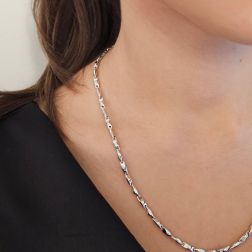 Collana a catena tubolare in oro bianco 50cm foto indossata