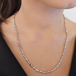 Collana a catena tubolare in oro bianco 50cm foto indossata