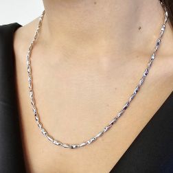 Collana a catena tubolare in oro bianco 50cm foto indossata