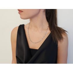 Collana a catena tubolare in oro bianco 50cm foto indossata