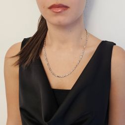 Collana a catena tubolare in oro bianco 50cm foto indossata