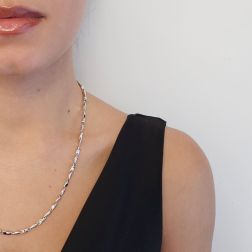 Collana a catena tubolare in oro bianco 50cm foto indossata