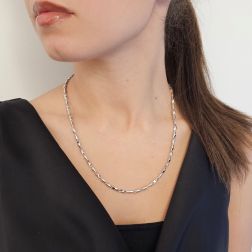 Collana a catena tubolare in oro bianco 50cm foto indossata