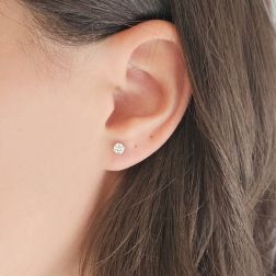 Photo of worn Solitaire earrings with 2 Diamonds of 0.18ct/ 0.23ct