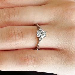 Anello Solitario Diamante Ovale 6,7x5mm 0.71ct GIA e 2 Diamanti contorno - Misura 14  - foto indossata