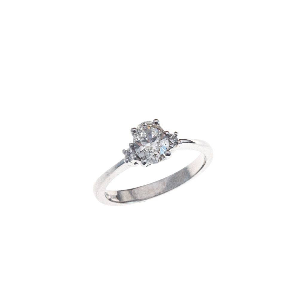Anello Solitario Diamante Ovale 6,7x5mm 0.71ct GIA e 2 Diamanti contorno - Misura 14