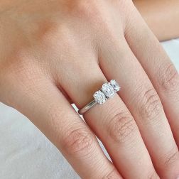 Anello Trilogy Diamanti Ovali centro 0.61ct ai lati 0.37ct certificati GIA- Misura 14 - foto indossata