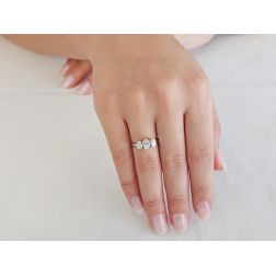 Anello Trilogy Diamanti Ovali centro 0.61ct ai lati 0.37ct certificati GIA- Misura 14 - foto indossata