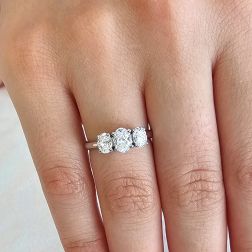 Anello Trilogy Diamanti Ovali centro 0.61ct ai lati 0.37ct certificati GIA- Misura 14 - foto indossata