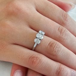 Anello Trilogy Diamanti Ovali centro 0.61ct ai lati 0.37ct certificati GIA- Misura 14 - foto indossata