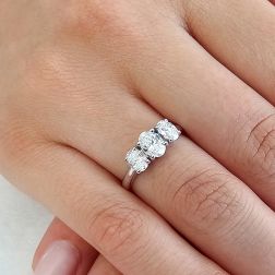 Anello Trilogy Diamanti Ovali centro 0.61ct ai lati 0.37ct certificati GIA- Misura 14 - foto indossata