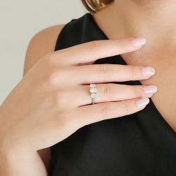 Anello Trilogy Diamanti Ovali centro 0.61ct ai lati 0.37ct certificati GIA- Misura 14 - foto indossata
