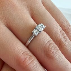 Anello Trilogy Centro da 0.45ct e lati da 0.19ct Diamanti foto indossata