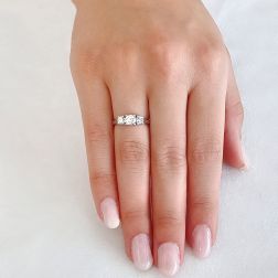 Anello Trilogy Centro da 0.45ct e lati da 0.19ct Diamanti foto indossata
