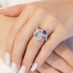 Anello Design 3 Ovali con Acquamarina Topazio Ametista e Diamanti - foto indossata