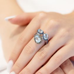 Anello Design 3 Ovali con Acquamarina Zaffiri Blu e Gialli con brunitura -  foto indossata