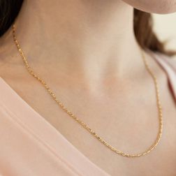 Photo of worn 50cm necklace "Pernice" width 2mm 18kt yellow gold